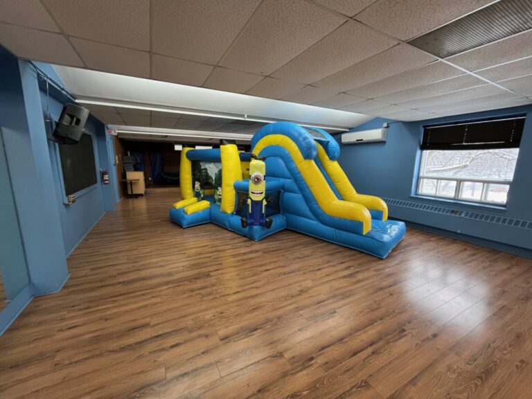Gros jeu gonflable disponible à la location